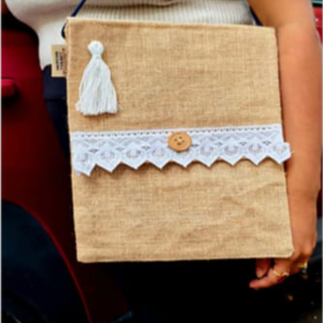 Small jute bag with lace